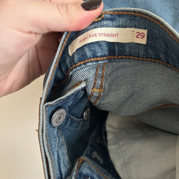 Levi’s Ribcage Jeans - Picture 2 of 3